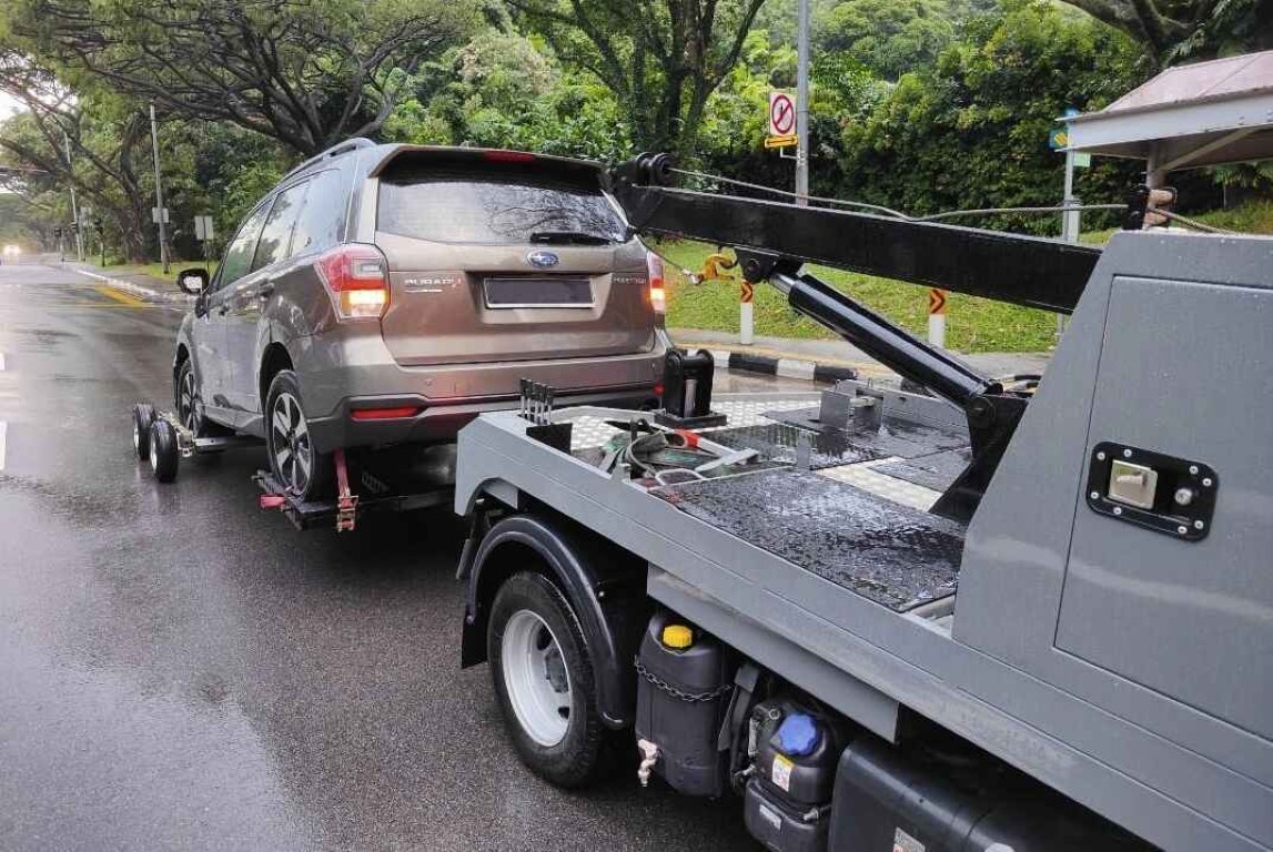 Flat tire change service on a rainy road in Bay Shore, NY